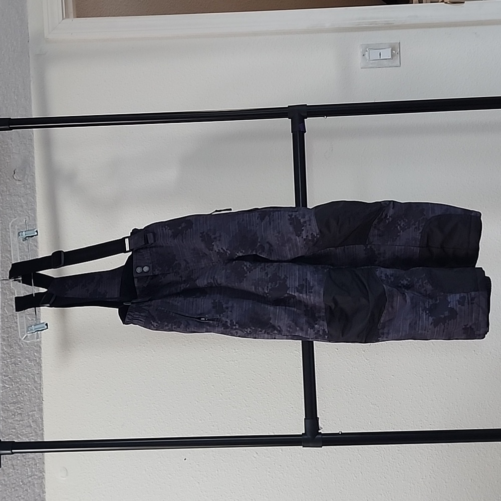 Black and Grey boys snow pants.  Adjustable.  Size M (10/12)
